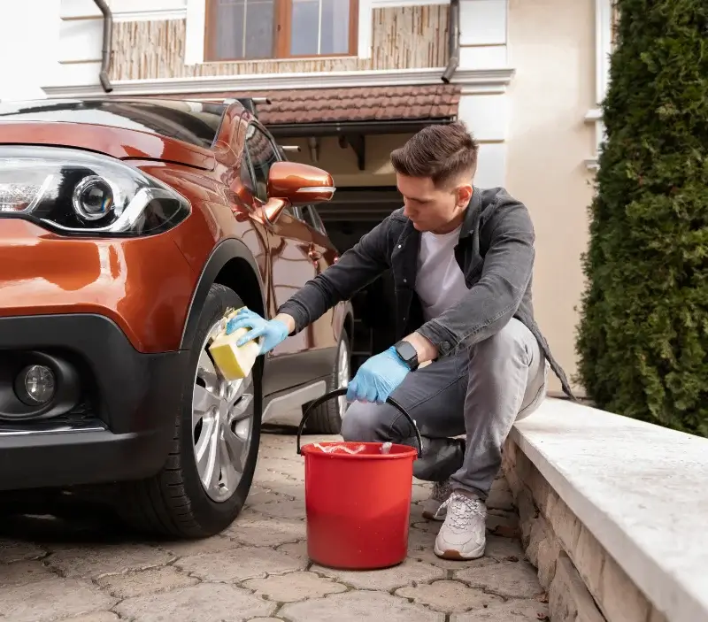 Lavage auto à domicile Saint-Baudelle : professionnel intervenant sur un véhicule
